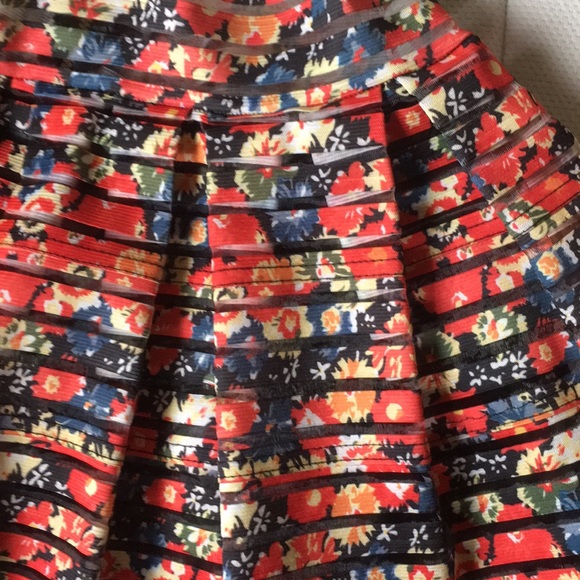 Amazingly cute skirt, puffy . Size 10 - Picture 4 of 4